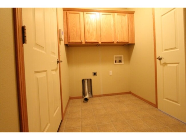 Building Photo - Charming 3-Bedroom, 3-Bath Townhouse for R...