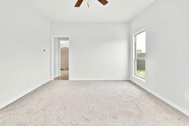 Building Photo - 7505 Paramount Dr