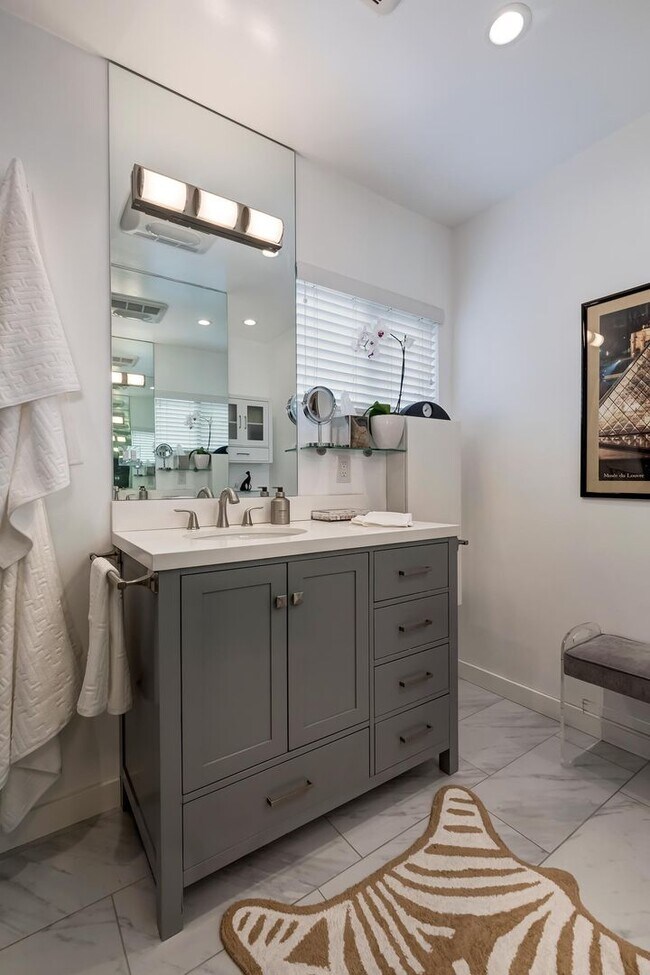 Building Photo - 1035 N Sierra Bonita Ave