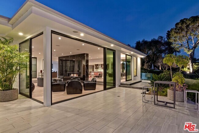 Building Photo - 920 Linda Flora Dr