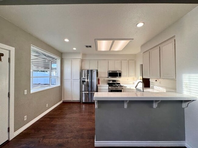 Building Photo - Bright and Open 3 Bedroom Home in Murrieta...