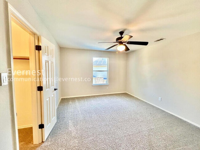 Building Photo - 5 Bed/3.5 Bath Home with Fenced Yard & Garage / Pet-Friendly / Vouchers Accepted