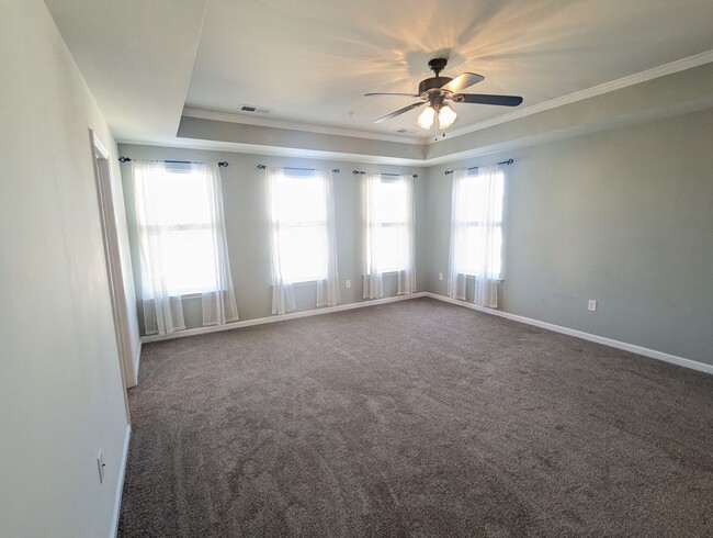 Building Photo - Beautiful 3 level townhouse in the new Jef...