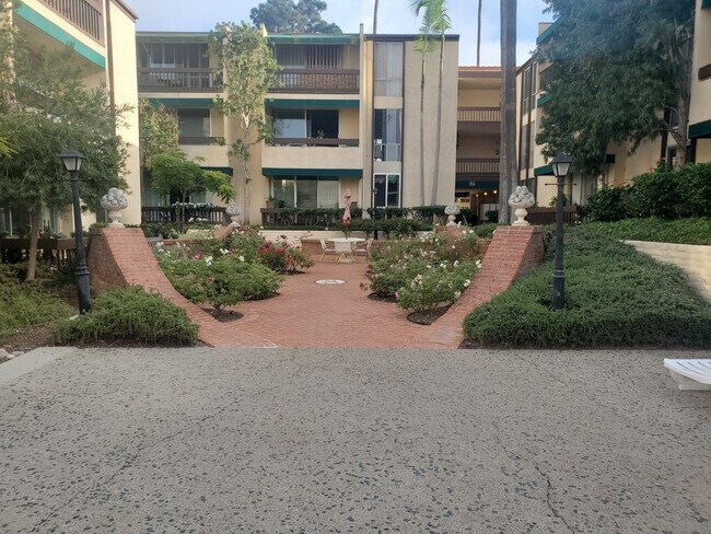 Building Photo - 6455 La Jolla Blvd