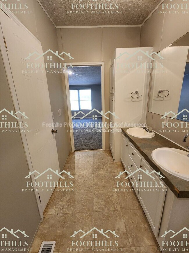 Building Photo - 240 Latham Dr