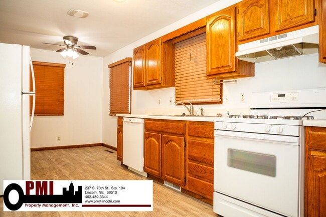 Building Photo - 3 Bedroom and 1.5 bathroom House for rent