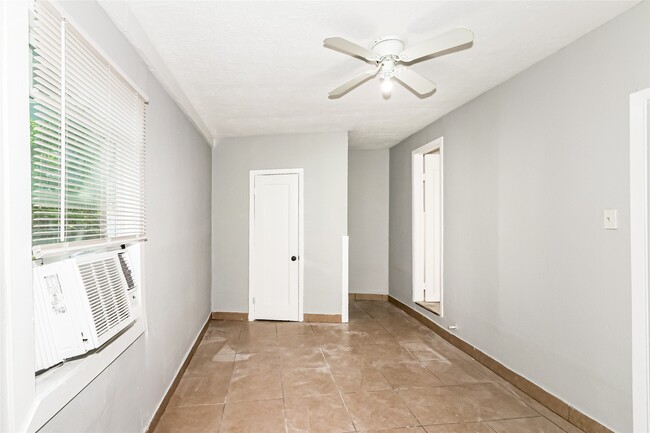 Building Photo - 4610 Schroeder St