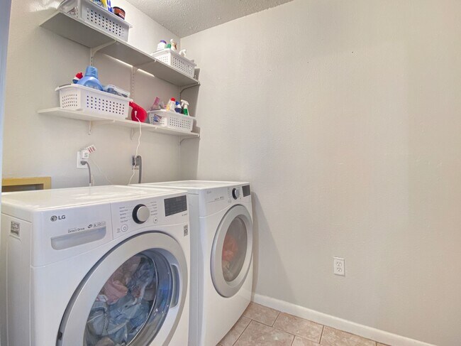 Building Photo - Beautifully Maintained 3 bedoom 2 bath Rental Home that Blends Comfort, Modern Convenience, and T...