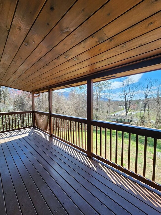 Building Photo - LOCATION! Black Mountain Log Cabin with a ...