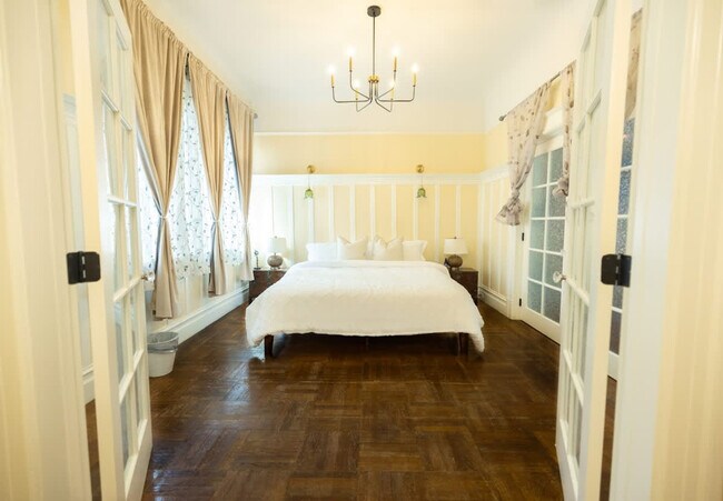 Building Photo - 1107 Broadway-SI ID1309749P