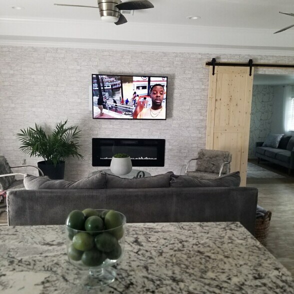 Building Photo - 1901 River Oaks Dr