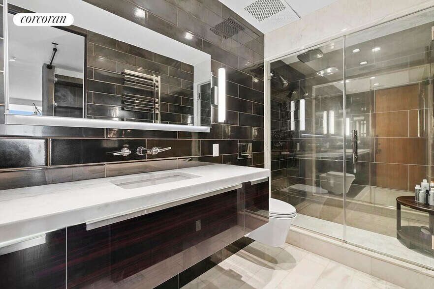 Building Photo - 101 W 79th St