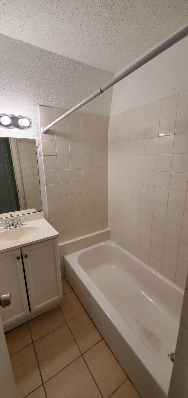 Building Photo - 1220 Shadowdale Dr