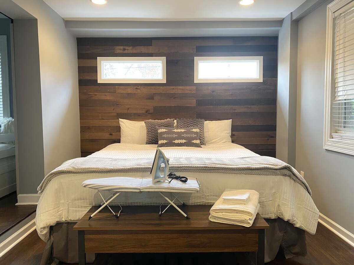 Master Bedroom - 1524 Woodland Cir SE