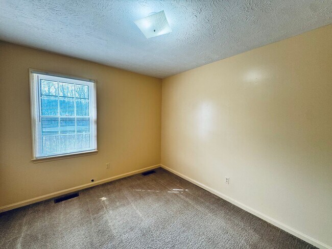 Building Photo - Timberlake Rd Townhouse