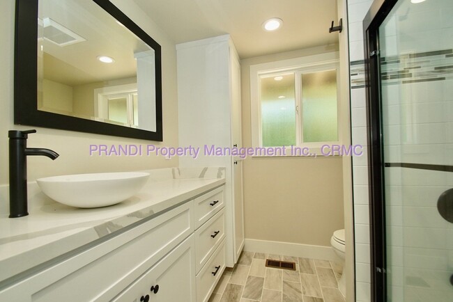 Building Photo - Beautifully Remodeled Corte Madera Home!