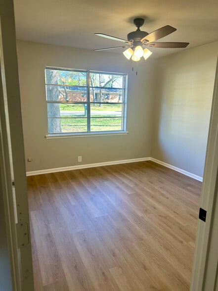 Building Photo - 412 Helane Ln