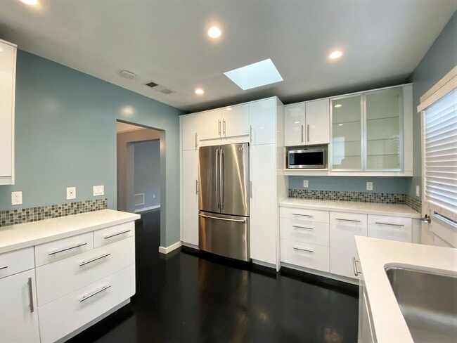 Building Photo - Luxury Bungalow on West Knoll in the Heart of West Hollywood