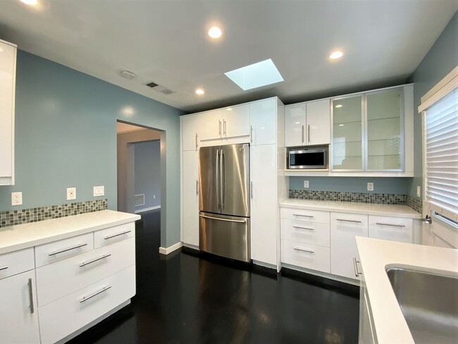 Building Photo - Luxury Remodeled Home on West Knoll in the...