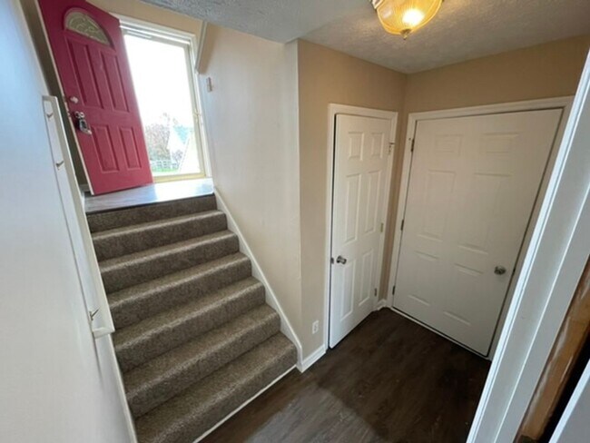 Building Photo - Large Home in Shelbyville For Rent