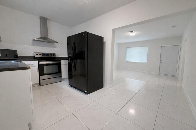 Building Photo - 1942-1946 Funston St