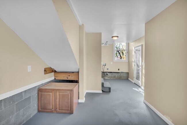 Building Photo - 1065 Lakeland Dr