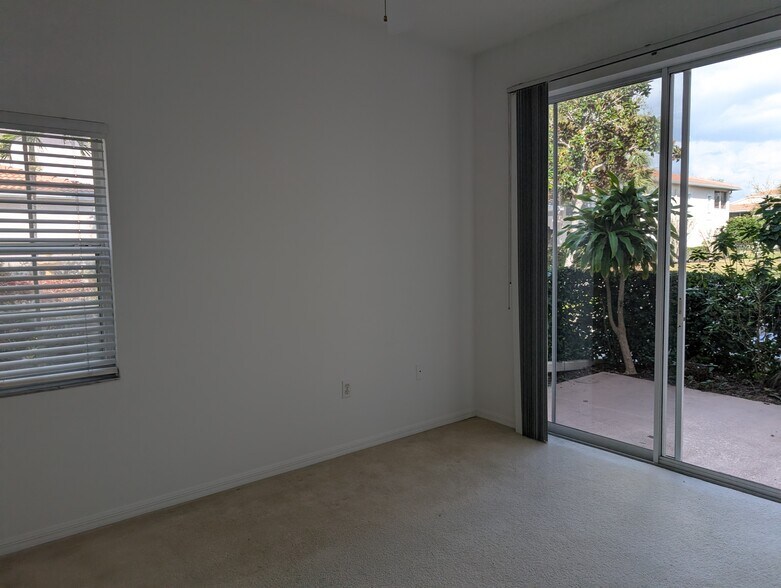 Building Photo - 4202 Central Sarasota Pky