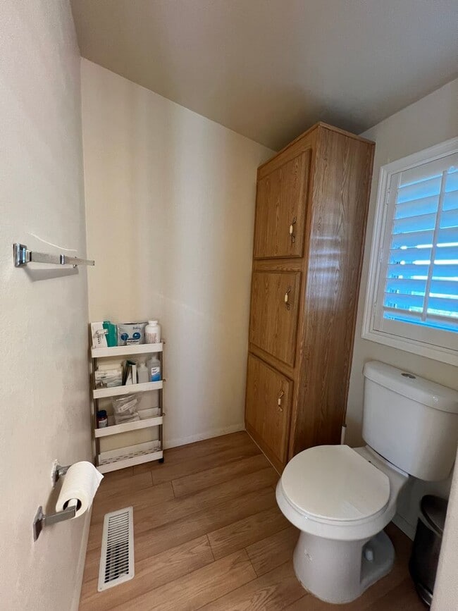 Building Photo - PET FRIENDLY HOME IN THE FOOTHILLS!
