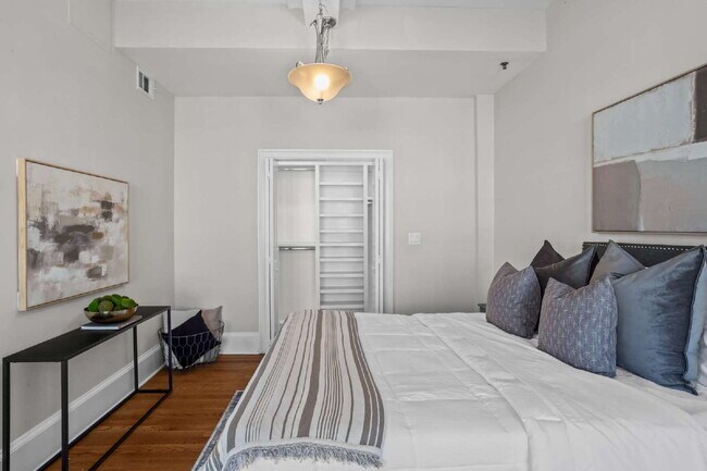 Building Photo - "Modern Comfort Awaits: Spacious 2-Bed, 2-Bath Condo with Elegance in the Heart of Atlanta"