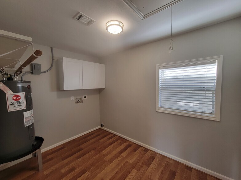 Building Photo - 707 Johnson Ln