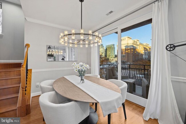 Building Photo - 900 Valencia Ct