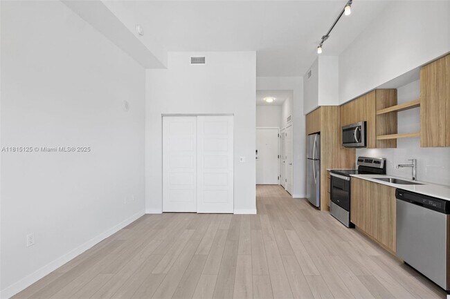 Building Photo - 555 NE 8th St