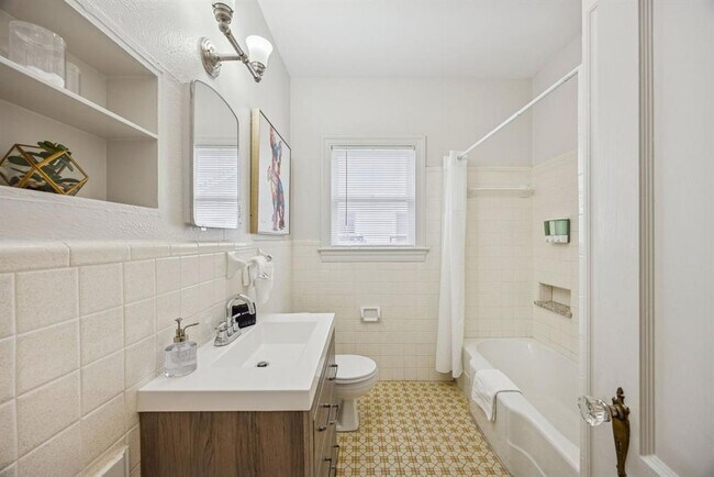 Building Photo - 2106 Kenwood Ave