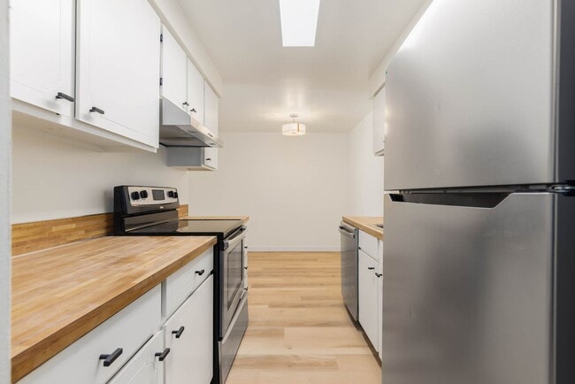 Building Photo - 1 Bedroom 1 Bath Condo in Kirkland, new flooring plus great amenities!