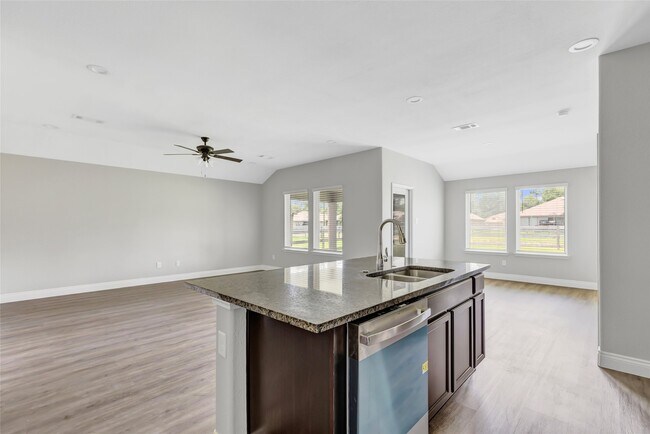 Building Photo - 214 Kickapoo Dr