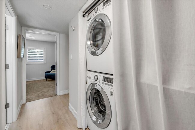 Building Photo - 2100 N Peninsula Ave