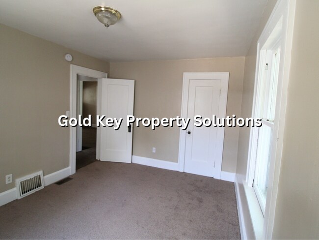 Building Photo - 3 BR 1 BA House with Enclosed Front Porch ...