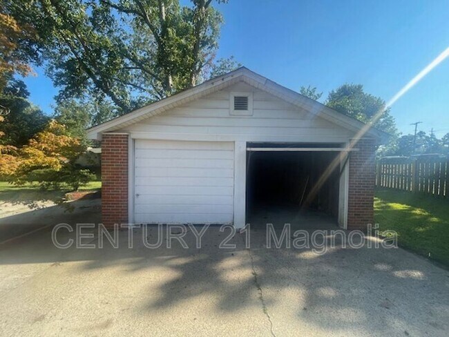 Building Photo - 105 Nut Grove Dr