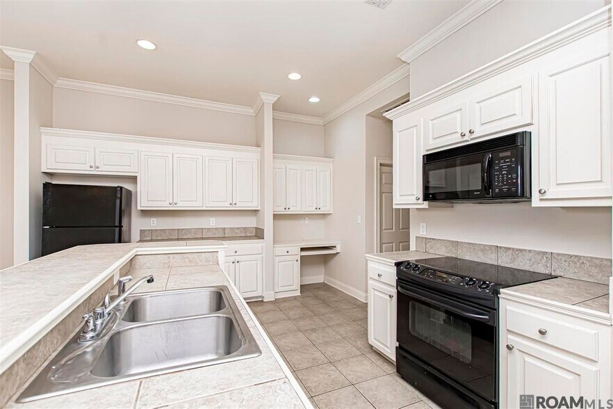 Building Photo - 9015 Westlake Ave