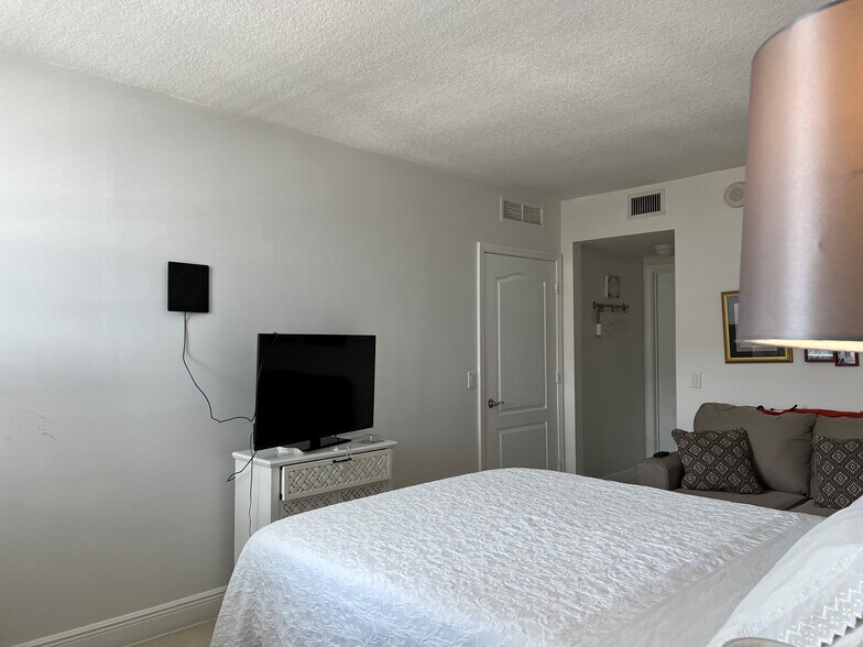 Building Photo - 117 NW 42nd Ave