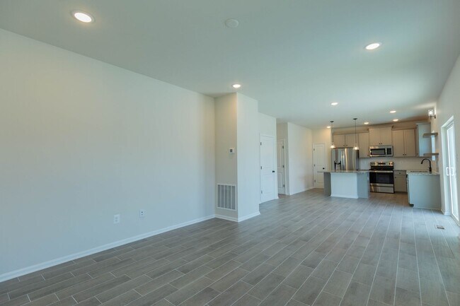 Building Photo - 4 Bed, 3 Bath, Single Family Home in Hedgesville, WV