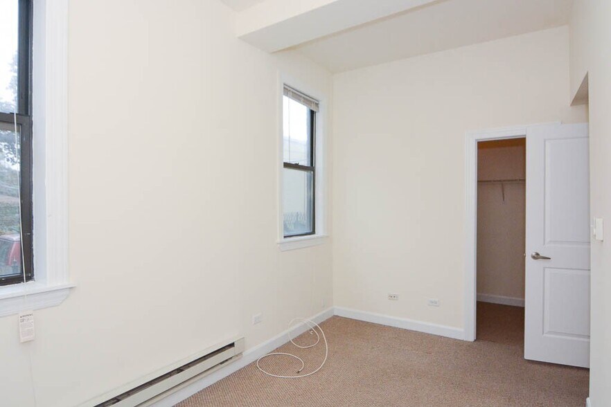 Building Photo - 4715 N Sheridan Rd