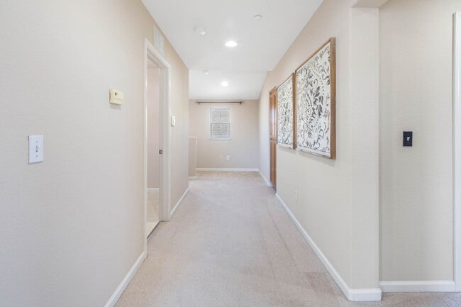 Building Photo - Gorgeous 4 Bedroom with SOLAR in Shadow Lakes!