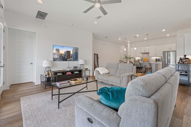 Building Photo - 16913 Adoro Dr