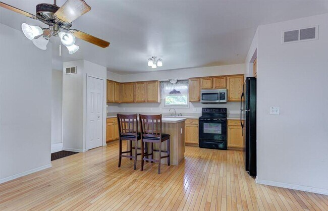 Building Photo - 44741 Cherry Hill Rd