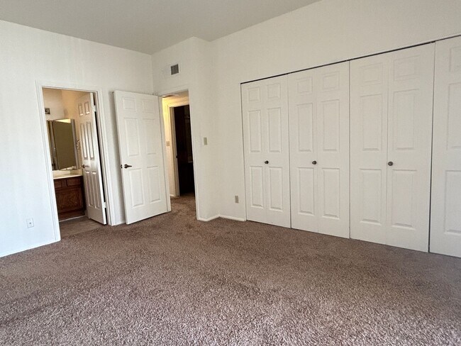Building Photo - Spacious 2 Bedroom, 2 Bathroom Condo