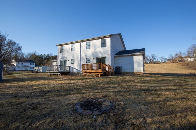 Building Photo - 2 Bedroom/1.5 Bath Duplex in Martinsburg