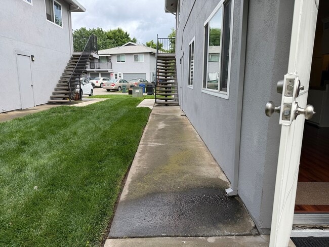 Building Photo - 2 story updated townhouse In Rosemont 2/1