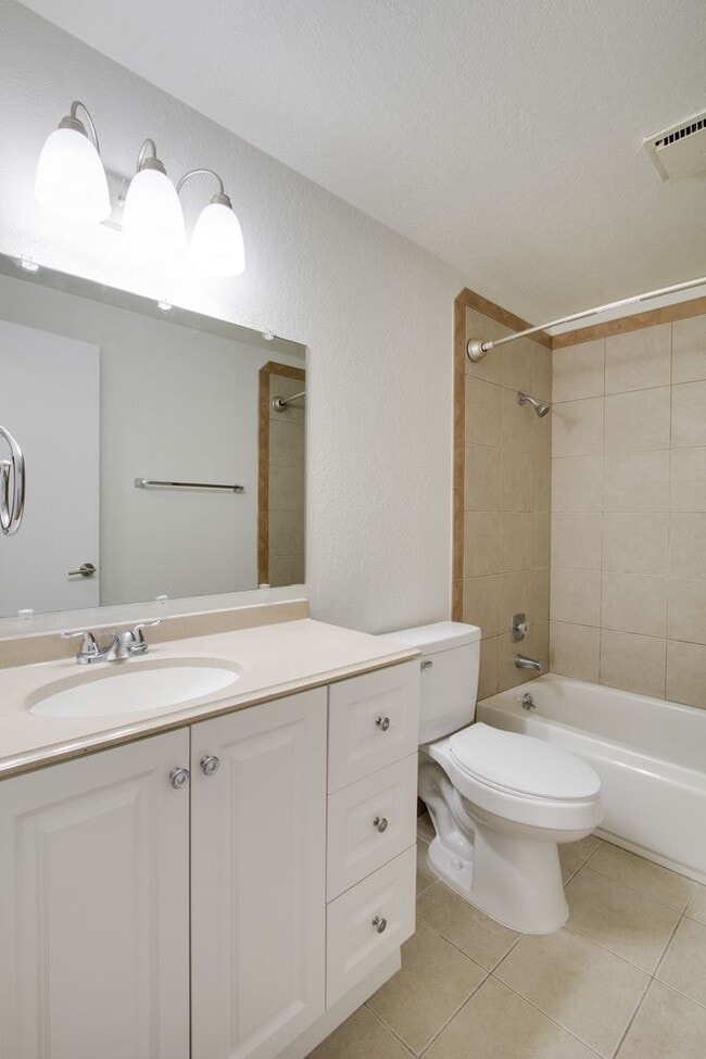 Building Photo - Crestline Triplex
