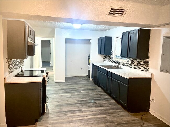 Building Photo - 883 Carter St